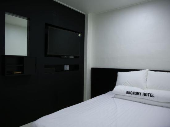 Ekonomy Hotel Gumi Exterior photo