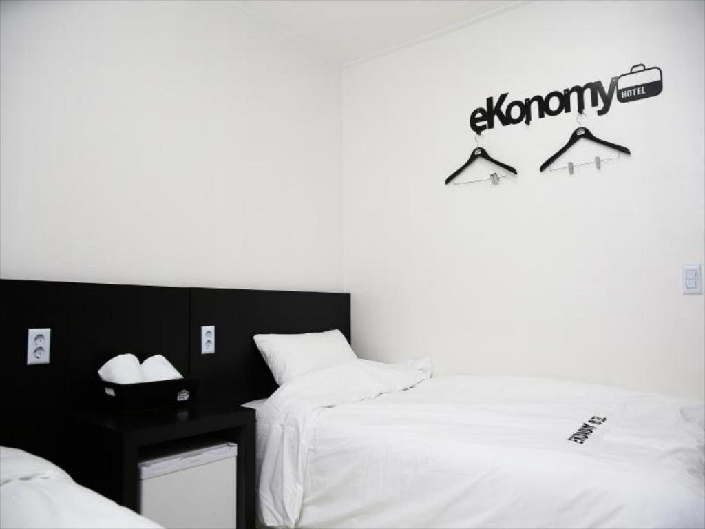 Ekonomy Hotel Gumi Exterior photo